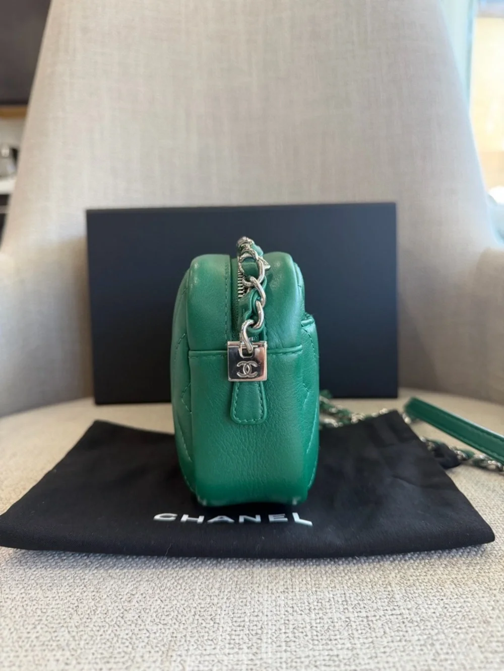 CHANEL Emerald Green Quilted Chevron Leather Crossbody Camera Bag with Tassel - Picture 4 of 15